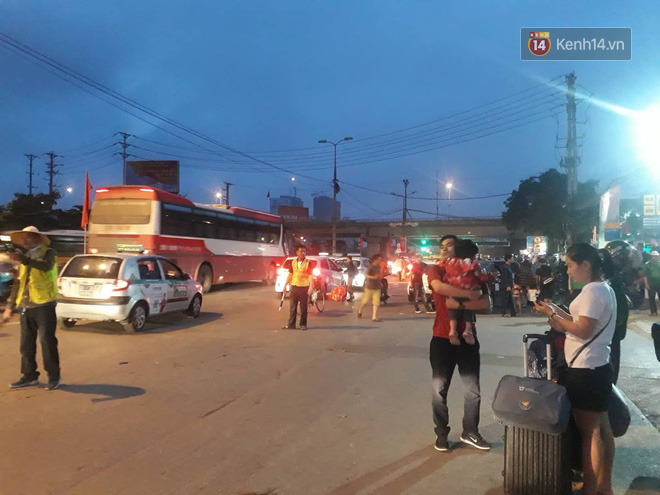 Hơn 4h sáng ngày 1/5, dòng người đã ùn ùn đổ về Hà Nội sau kỳ nghỉ lễ kéo dài